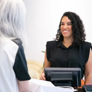 Servicio de recepción, atención al cliente, facturación y caja (HOTA04)