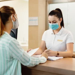 Transmisión de confianza y seguridad sanitaria: la recepción y atención al cliente (HOTA01)